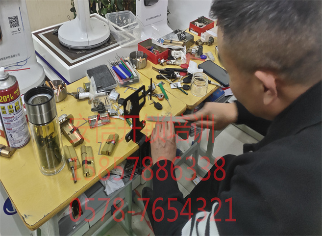 三亚开锁修锁技术培训中